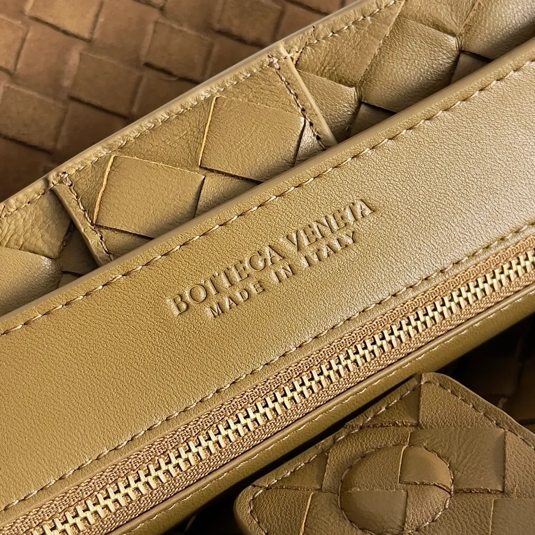 The 2023 new Andiamo batch of 2360 BV has been shipped‼ ️Really popular🔥The new Andiamo woven handbag launched by Bottega Veneta this season is really popular all over the world! ! Celebrities at home and abroad have worn it, and Oscar-winning actress Michelle Yeoh has taken it out on the street. Song Jia, Trai Yara, Yu Feihong, Sanji Ayaka, Rosie Hunting-Whiteley, Yoshioka Riho, etc. have all picked up this bag. It is classic and versatile, showing off its temperament, and the bag capacity is also large, which is very convenient for daily commuting! ! A variety of carrying methods, the shoulder straps can be adjusted by yourself, the original lambskin feels soft and delicate, and the neutral style is created to break gender boundaries and bring a more practical and longer-lasting use experience. Andiamo, which has both elegant and casual styles, perfectly interprets "fashionable old money style". Style number: 743572 (sugar) Size: 32*24*12